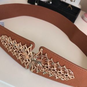 Stretch brown belt with gold buckle